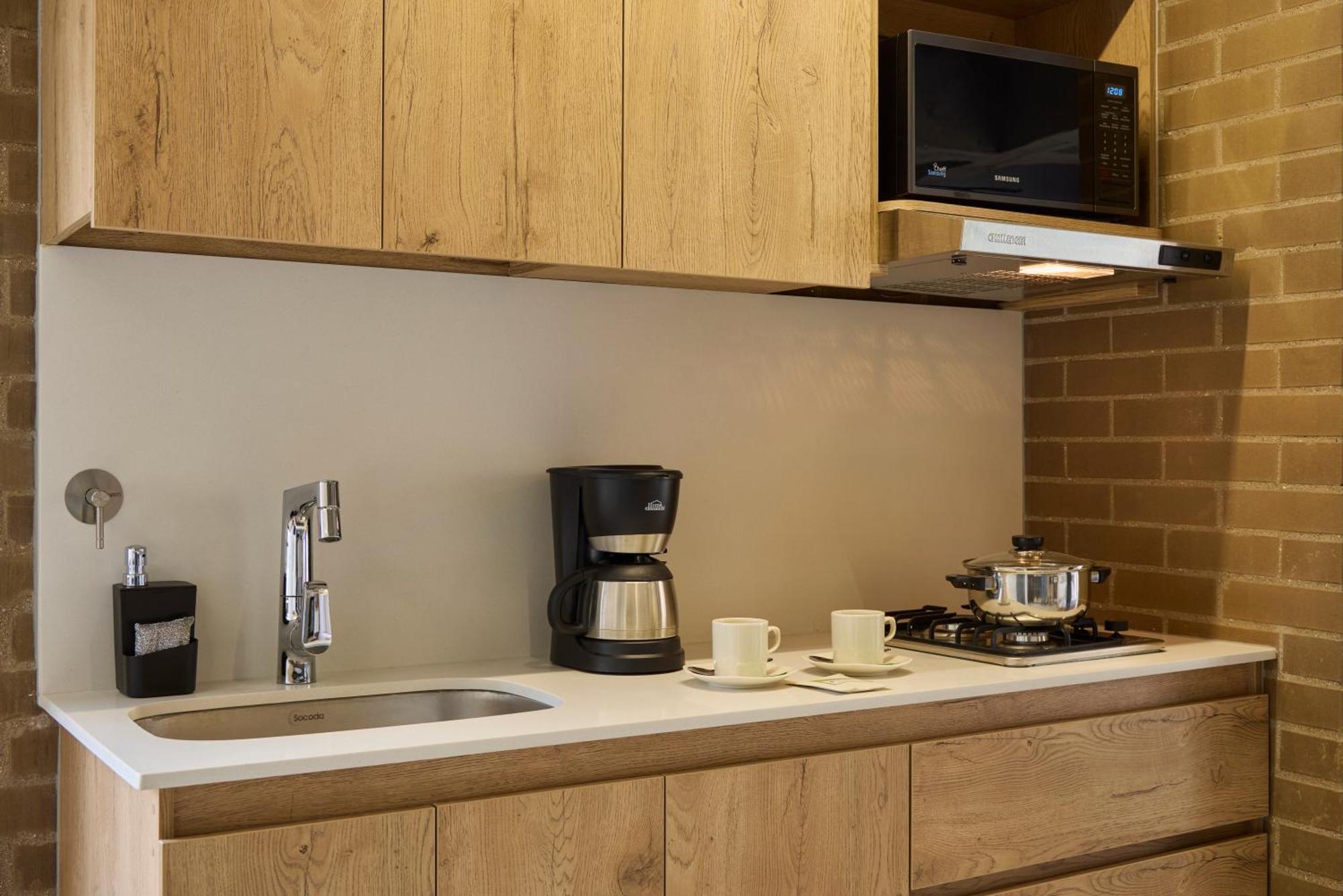 30 Living Suites 메딜린 외부 사진